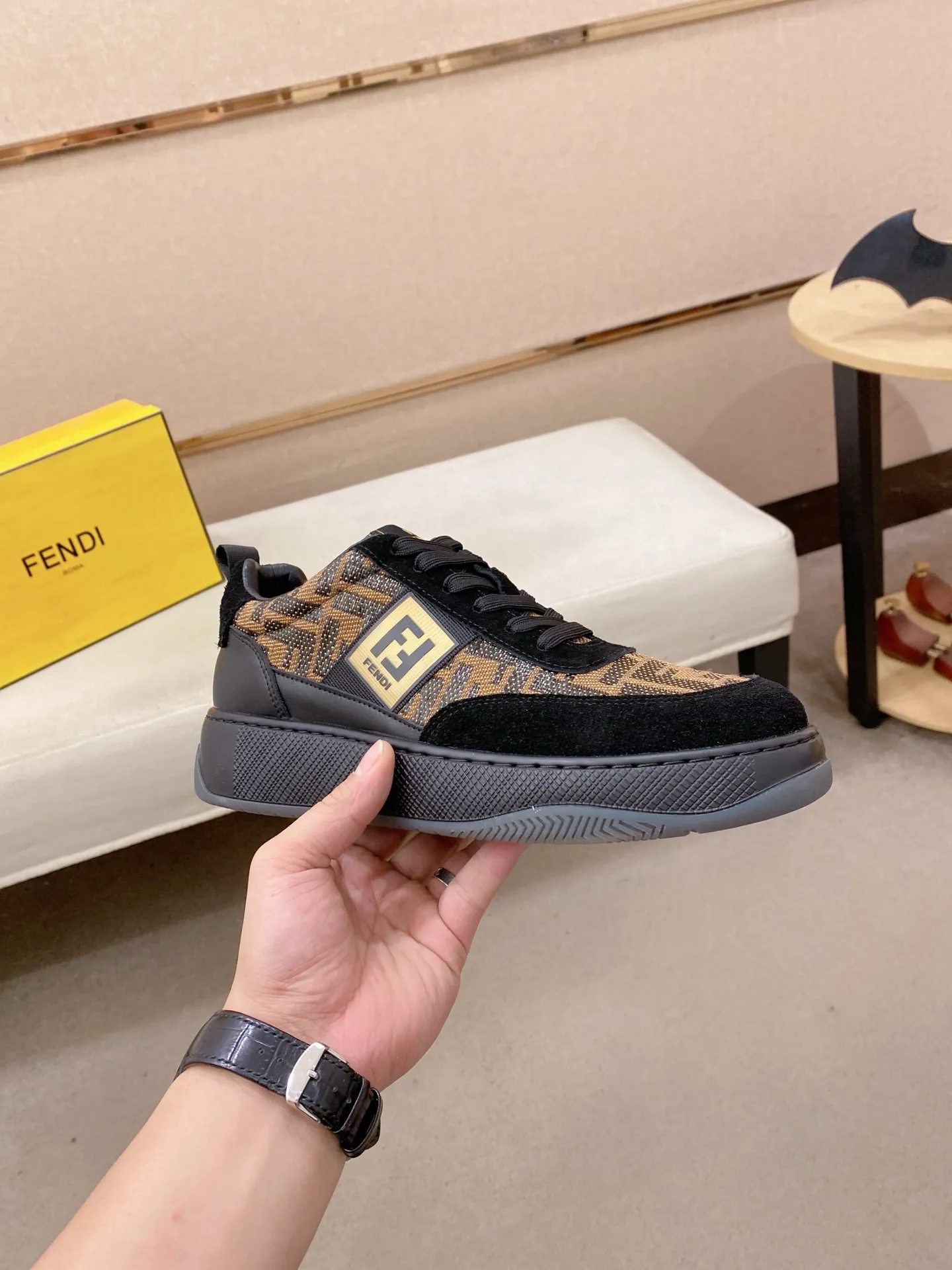 Men's shoes 💰 440💰 (fendi) New style 👊🏻 upper 🇮🇹 imported cowhide fabric 🇩🇪 lining imported sheepskin lining. The original outsole is molded to highlight the identity of every man, and the upper foot is elegant and stable🚶🏻🚶🏻The high-end custom counters reproduce the original version📯No matter the wind or rain, the shoe last remains unchanged and can withstand the verification of time🔍️,🔵 Size: 38-44